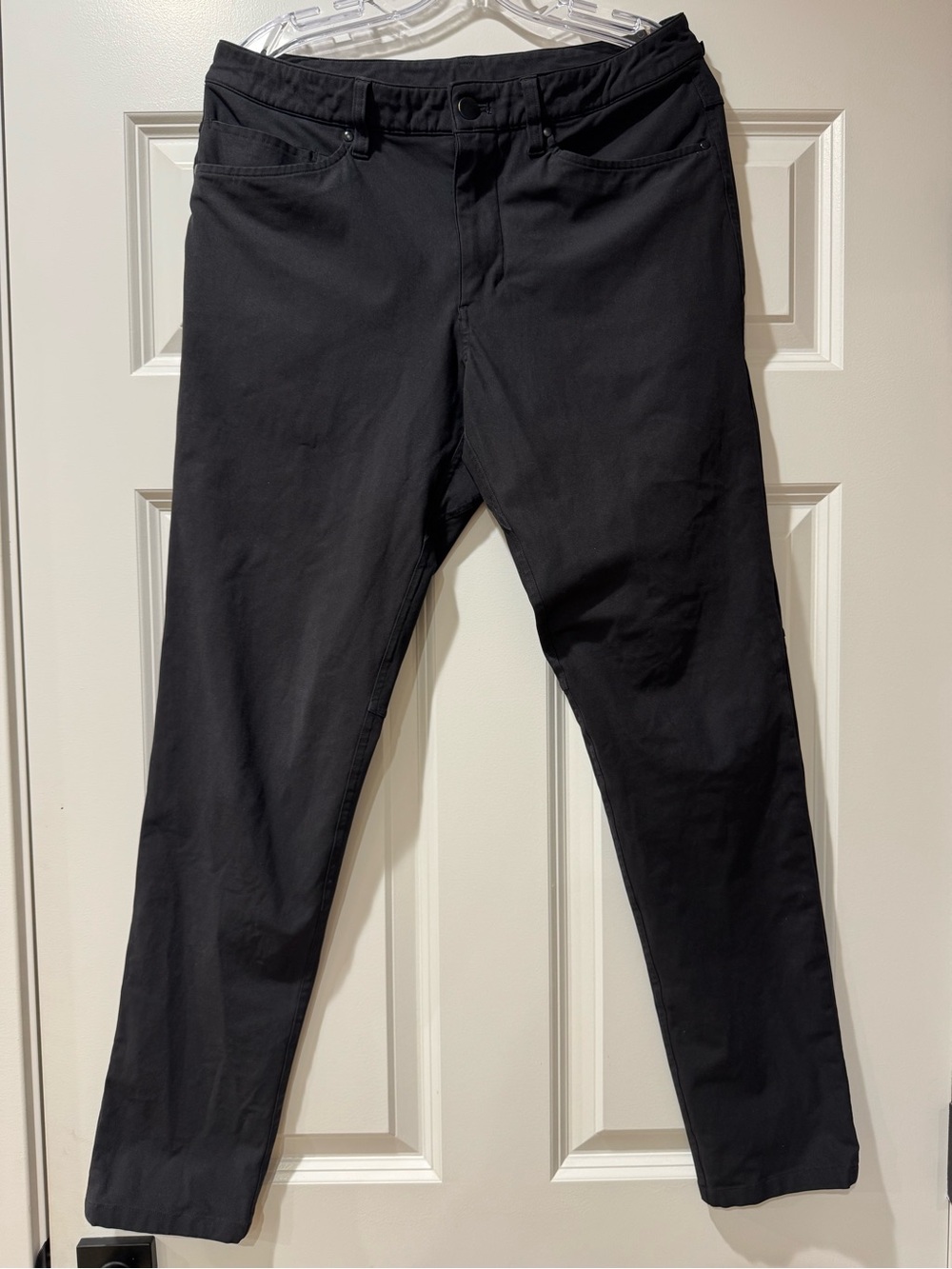 Lululemon Men’s size 30 black dress pant.